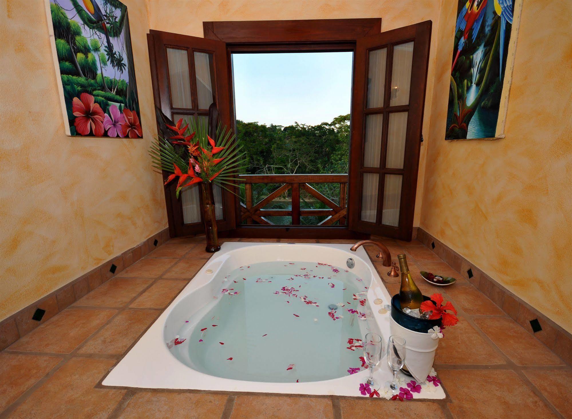 Mahogany Hall Luxury Boutique Resort Сан-Игнасио Экстерьер фото